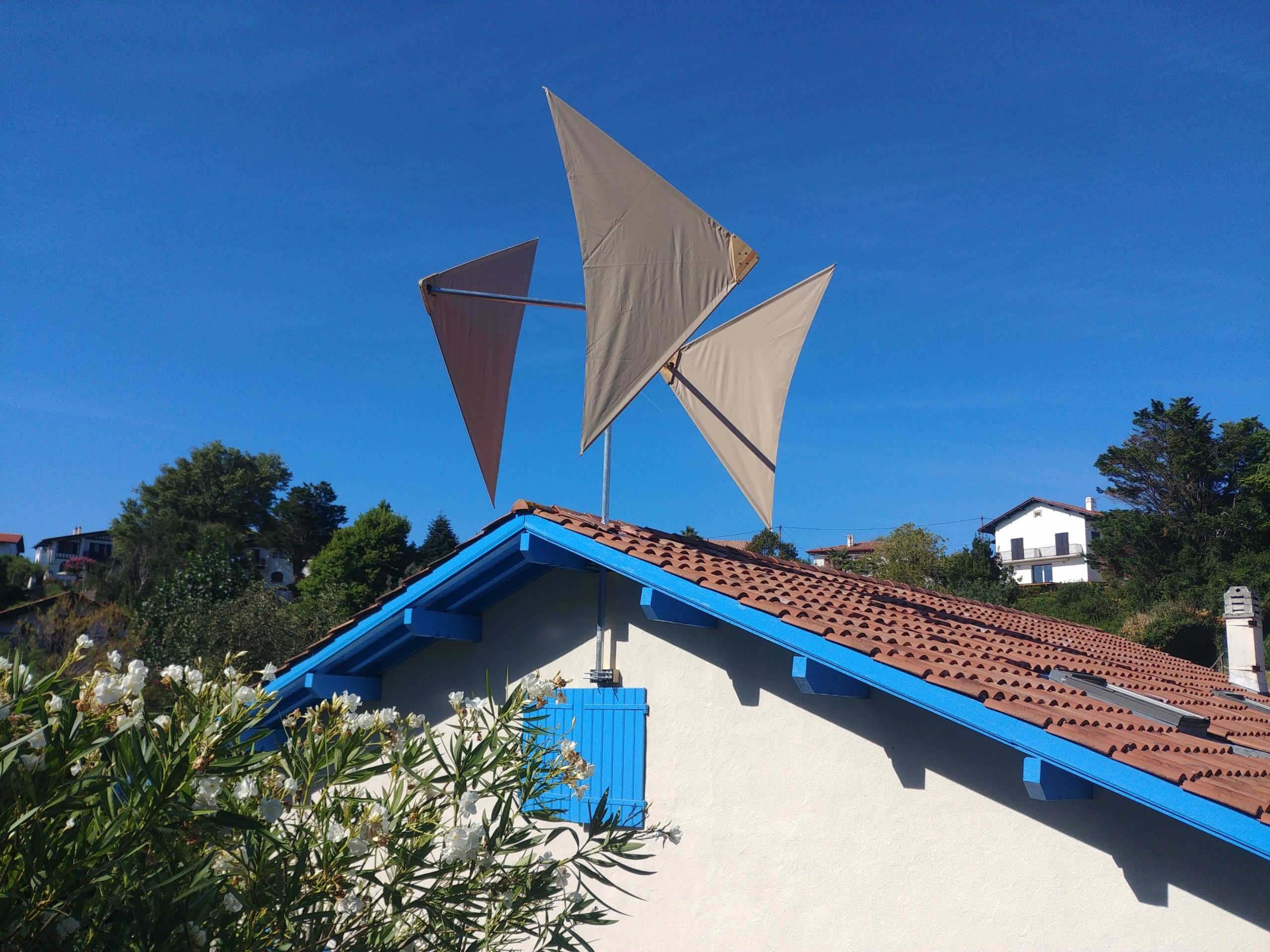 Première éolienne posée à Saint-Jean-de-Luz